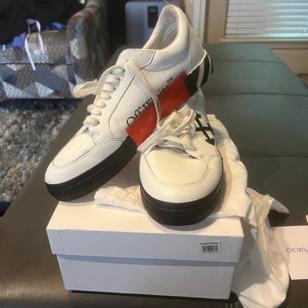 Off-white - Picture 3 of 6